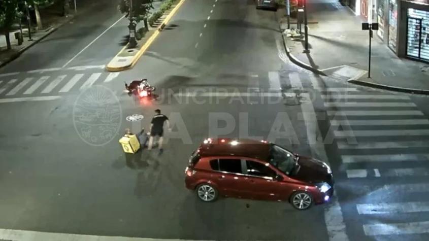 Día de furia en Argentina: Un conductor golpeó a repartidor que chocó contra su auto