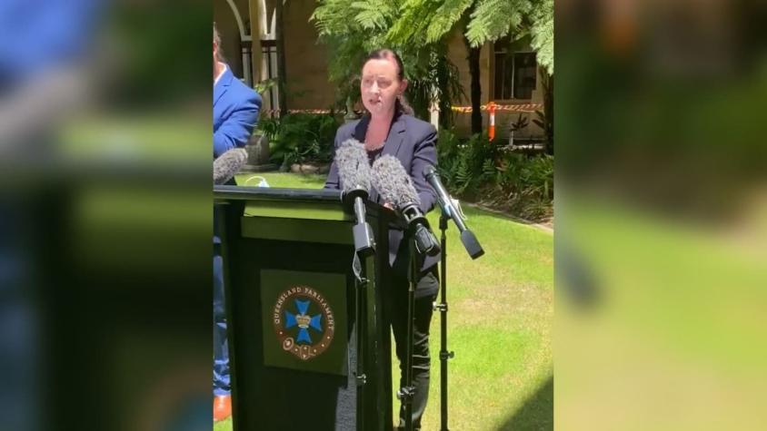 [VIDEO] Araña gigante interrumpe conferencia de prensa de ministra australiana