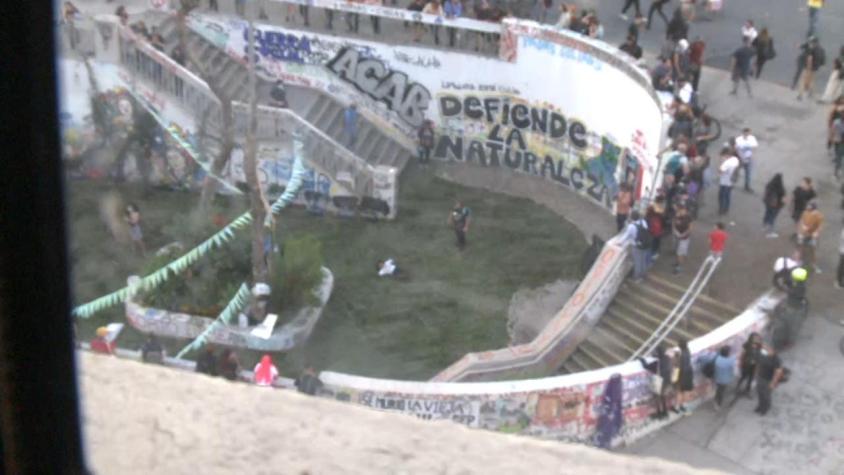 Manifestantes instalan pasto en antiguo ingreso al Metro Baquedano