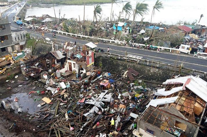 Sube a 33 el número de muertos por potente tifón en Filipinas