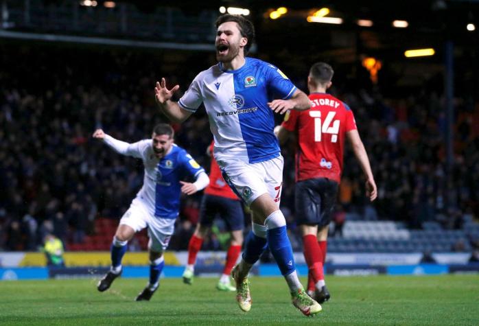 Brereton sigue imparable y anota un doblete en goleada del Blackburn