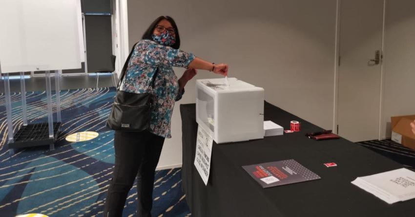 Verónica Gómez, primera chilena en votar en Auckland: "Me siento aliviada"