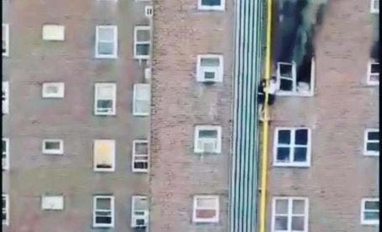 [VIDEO] Momento de terror: Dos jóvenes escapan desde un cuarto piso por incendio en departament