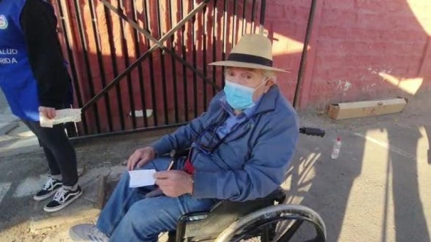¡Fue el primero! Adulto mayor de 83 años llegó en silla de ruedas a votar en La Florida ¡Fue el primero! Adulto mayor de 83 años llegó en silla de ruedas a votar en La Florida