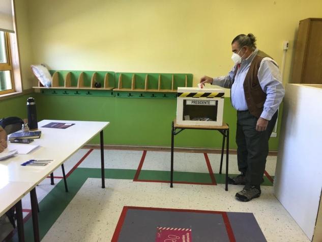 Luksic vota en Villa O’Higgins: "Que cada uno reflexione cuál es el mejor camino para Chile"