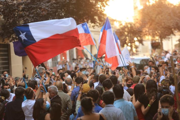 Comienzan celebraciones a lo largo de Chile tras victoria presidencial de Gabriel Boric