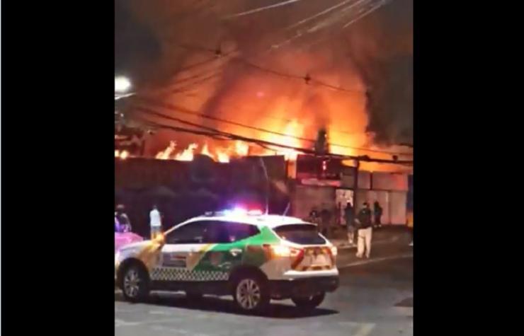 [VIDEO] Incendio en Quilicura afectó a cuatro locales comerciales: Tres Bomberos resultaron heridos