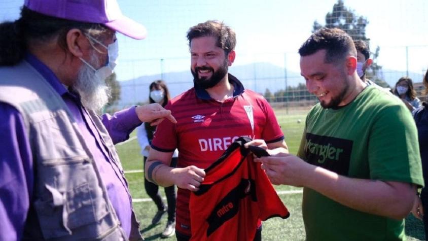 "Un reconocido hincha de La Franja": UC felicita y le desea éxito al presidente electo Gabriel Boric