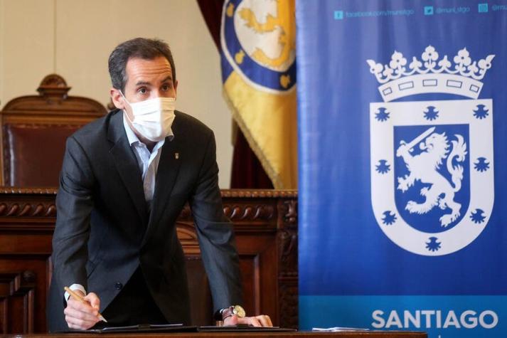 Municipalidad de Santiago: Contraloría detecta millonarios pagos en horas extras en gestión anterior