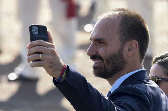 Hijo de Bolsonaro critica proyecto de Boric: "Algo parecido a lo que prometieron Chávez y Maduro"