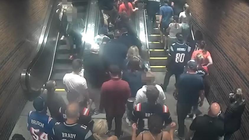 Escalera mecánica falla y retrocede con velocidad: Provocó caída de decenas de personas en el metro