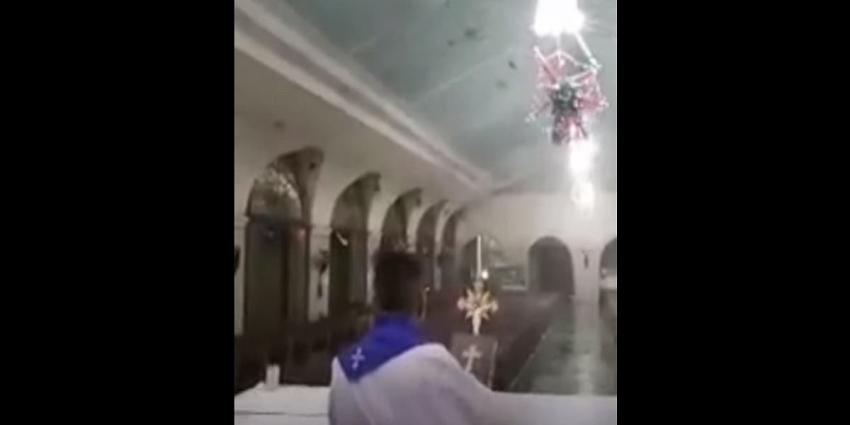 Fuertes vientos de tifón en Filipinas sacuden iglesia: Sacerdote no detuvo la ceremonia