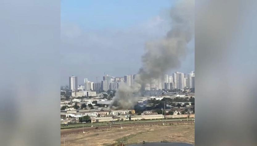 Bomberos trabaja en incendio que afecta a cité en Santiago: al menos 12 familias fueron evacuadas