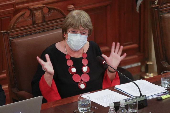 Bachelet visita Convención Constitucional y entrega consejo: "Comuniquen más lo que hacen" Bachelet visita Convención Constitucional y entrega consejo: "Comuniquen más lo que hacen"