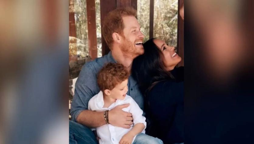 La postal navideña en que Harry y Meghan dejaron ver a su hija Lilibet jugando con la madre