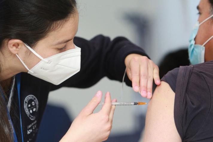 Las positivas cifras que deja el primer año de vacunación contra el COVID-19 en Chile