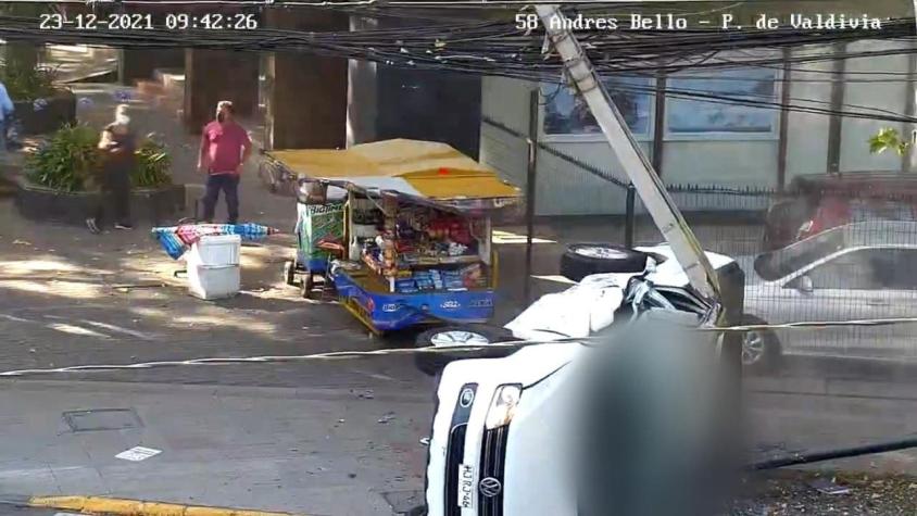 [VIDEO] Camioneta volcó en pleno centro de Providencia: Dos personas murieron