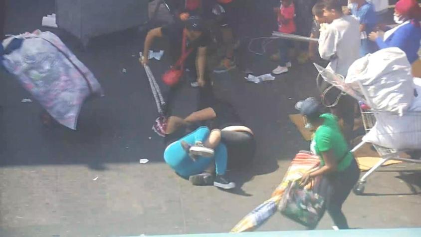 [VIDEO] Brutal golpiza a vendedora ambulante en Estación Central