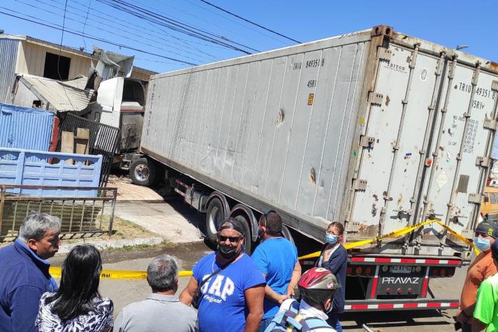 Dos lesionados tras accidente que terminó con camión dentro de vivienda en Hualpén