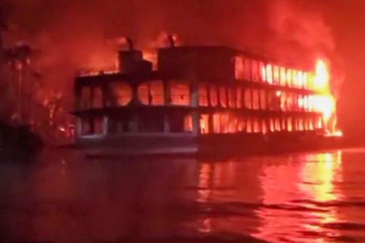 Incendio en ferry deja al menos 37 muertos en Bangladesh