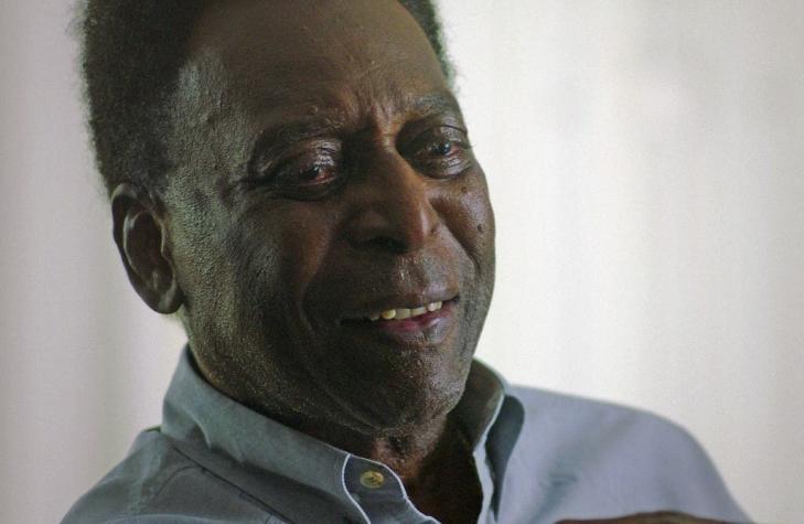 Pelé celebra la Navidad sonriente y en familia tras el alta médica