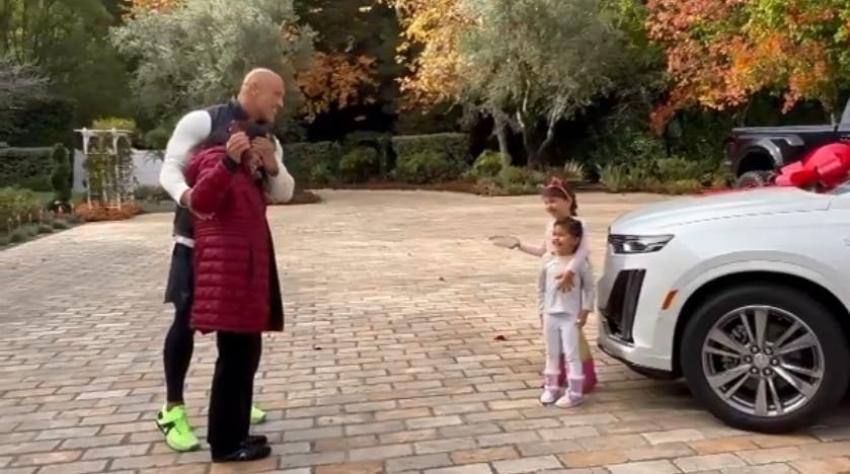 [VIDEO] La Roca sorprendió a su madre con un automóvil de regalo para navidad
