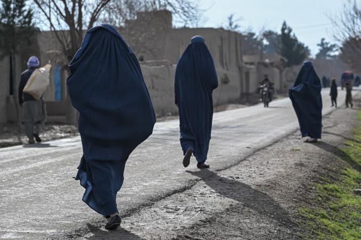 Los talibanes prohíben a las mujeres viajar sin un acompañante