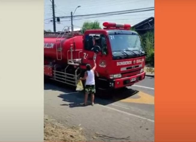 [VIDEO] El niño que intenta ayudar regalando agua a Bomberos