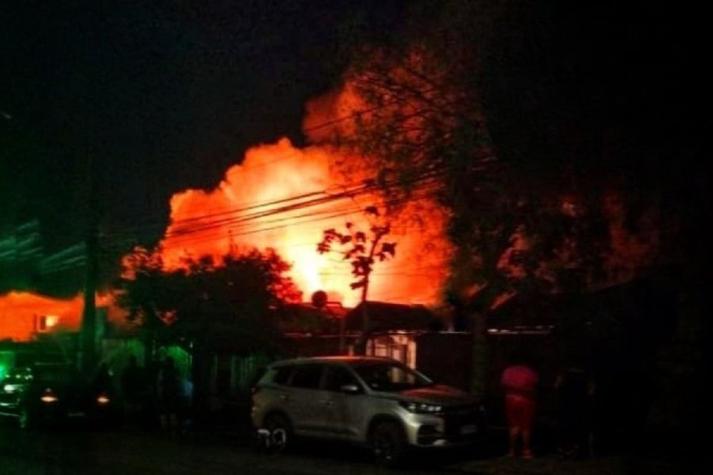 [VIDEO] Voraz incendio en San Bernardo deja una persona fallecida y dos casas destruidas