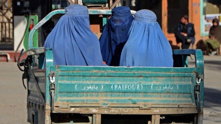 El Talibán prohíbe viajes de larga distancia a las mujeres no acompañadas por hombres en Afganistán
