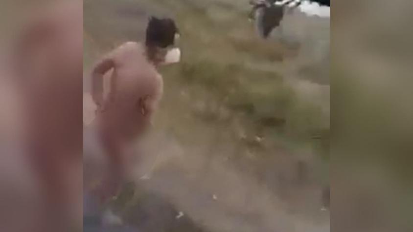 Pasajeros de un bus desnudan a ladrón de celulares y lo abandonan en medio de la ruta Pasajeros de un bus desnudan a ladrón de celulares y lo abandonan en medio de la ruta