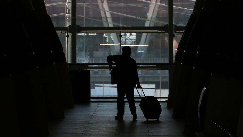 Joven estadounidense está retenida en aeropuerto de Santiago tras viajar solo con test de antígenos