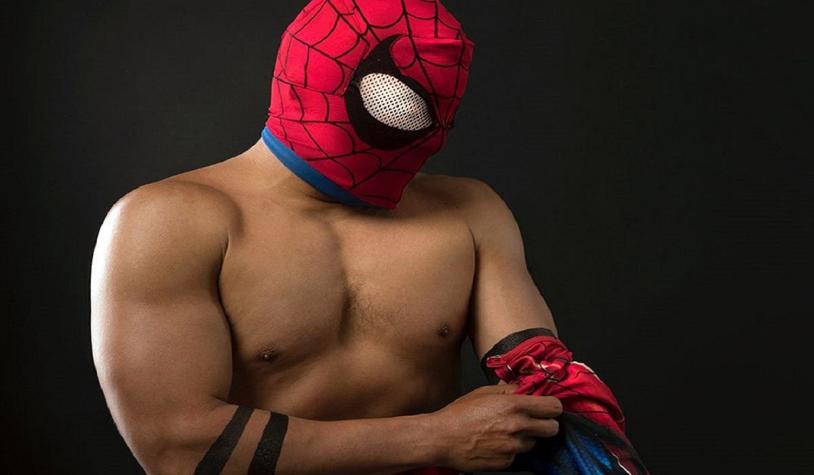 Sensual Spiderman lanza su cuenta en "Onlyfans" con fines solidarios