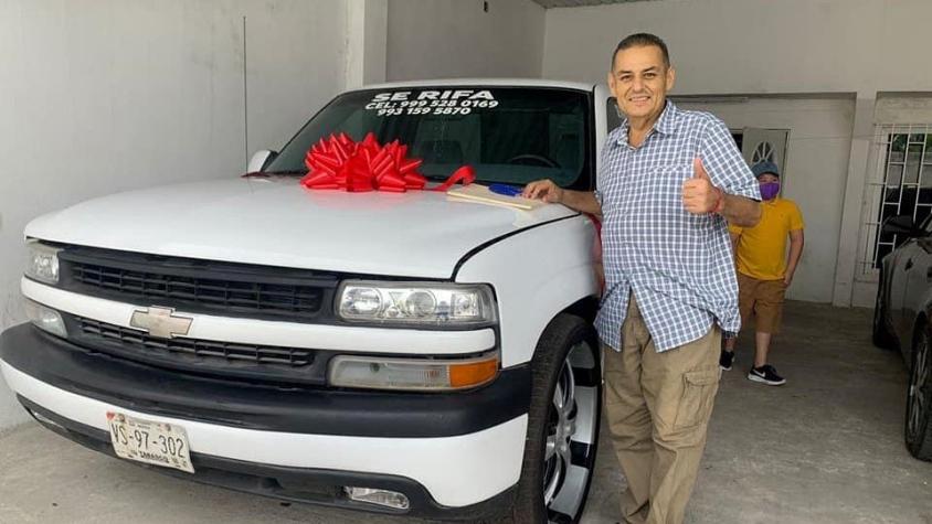 Hombre con cáncer rifa su camioneta para pagar tratamiento: Ganador del sorteo le regaló el vehículo