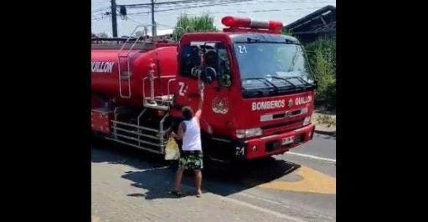 Bomberos homenajea a niño que donó agua a los voluntarios que trabajan en el incendio en Quillón