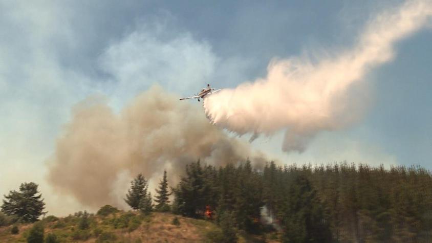 [VIDEO] 181 incendios forestales activos: Dramático rescate de bomberos en Quillón