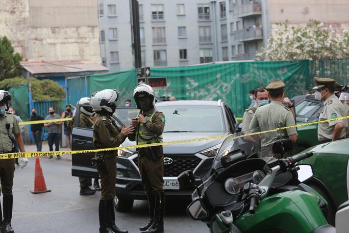 Robo afuera de banco terminó con disparos entre asaltantes y carabineros en centro de Santiago