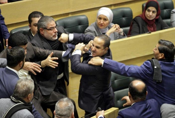 Con insultos y golpes de puño termina sesión del Parlamento de Jordania