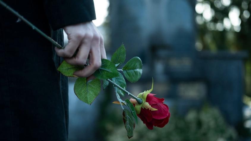 Hombre fue dado por muerto, pero apareció vivo en su propio funeral: "Me sepultaron y aquí ando"