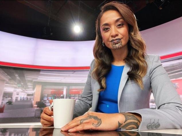 Periodista neozelandesa hace historia al presentar las noticias con tatuaje tradicional en su cara