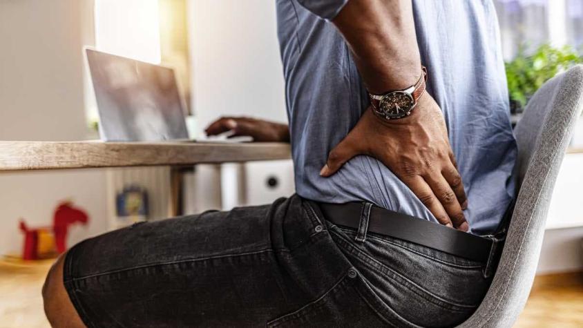 ¿Tienes dolor de espalda?: Cinco cosas que debes hacer si tienes un trabajo sedentario 