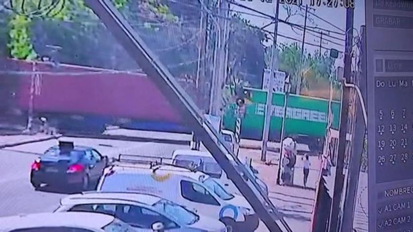 Tren de carga arrasó con auto: Milagrosa escapada de conductora en Padre Hurtado