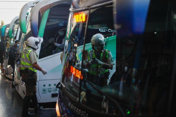 Detienen a dos choferes de buses tras dar positivo por cocaína en narcotest en terminal de Santiago