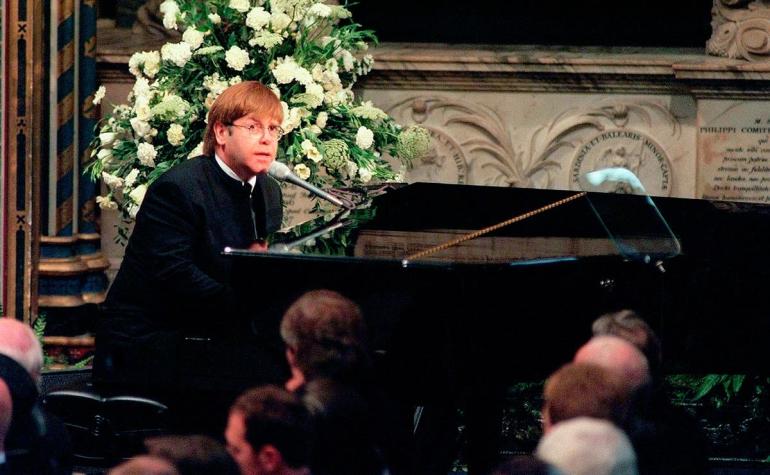 Documentos recién liberados dicen que realeza no quería que Elton John cantara en funeral de Diana