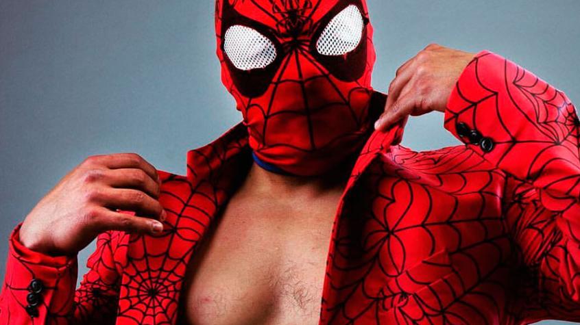 Con fines solidarios: Sensual Spiderman lanza su cuenta en “Onlyfans”