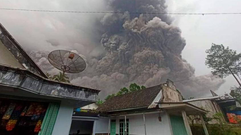VIDEOS: Mira la impactante explosión del volcán Monte Semeru en Indonesia