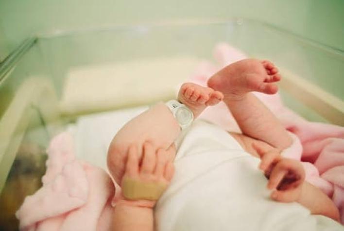 Mujer fue al hospital por un dolor de cabeza: Terminó dando a luz en plena cirugía cerebral