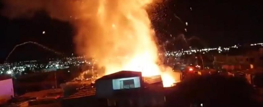 [VIDEO] Bomberos lesionados: Captan impactante explosión en incendio en Arica