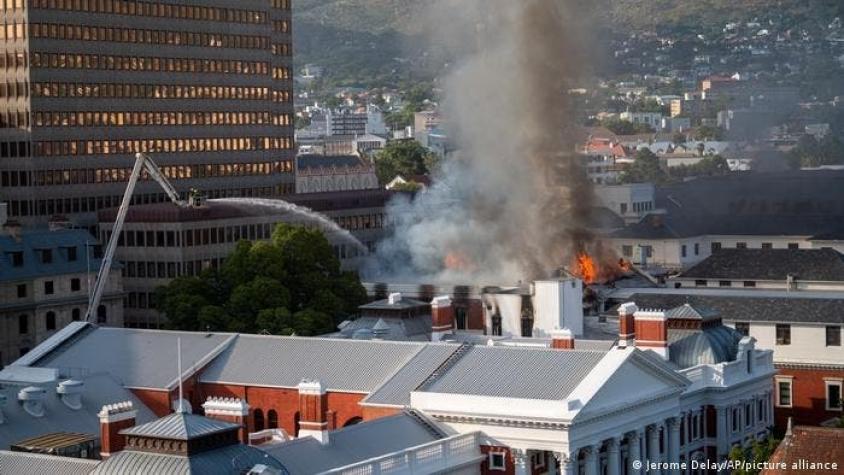 Incendio en la sede del parlamento de Sudáfrica