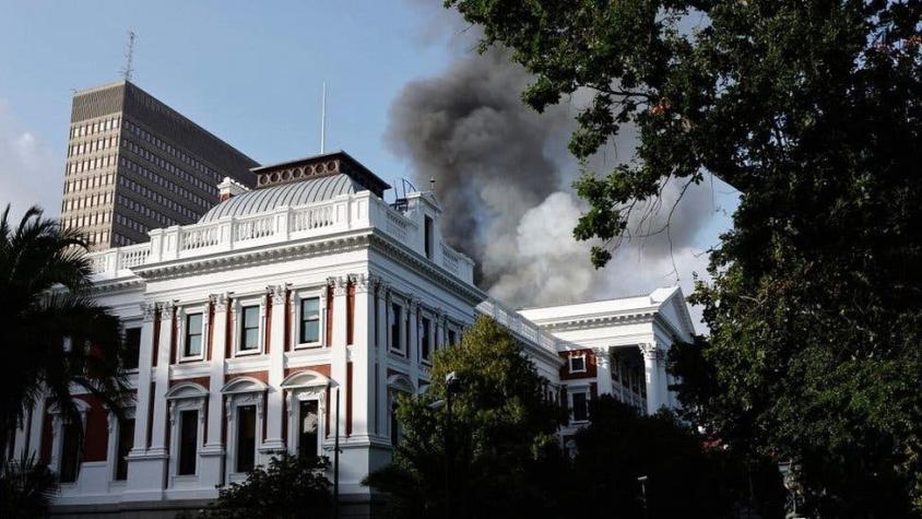 Sudáfrica: detienen a un sospechoso por el incendio que ha "destruido" la sede del Parlamento